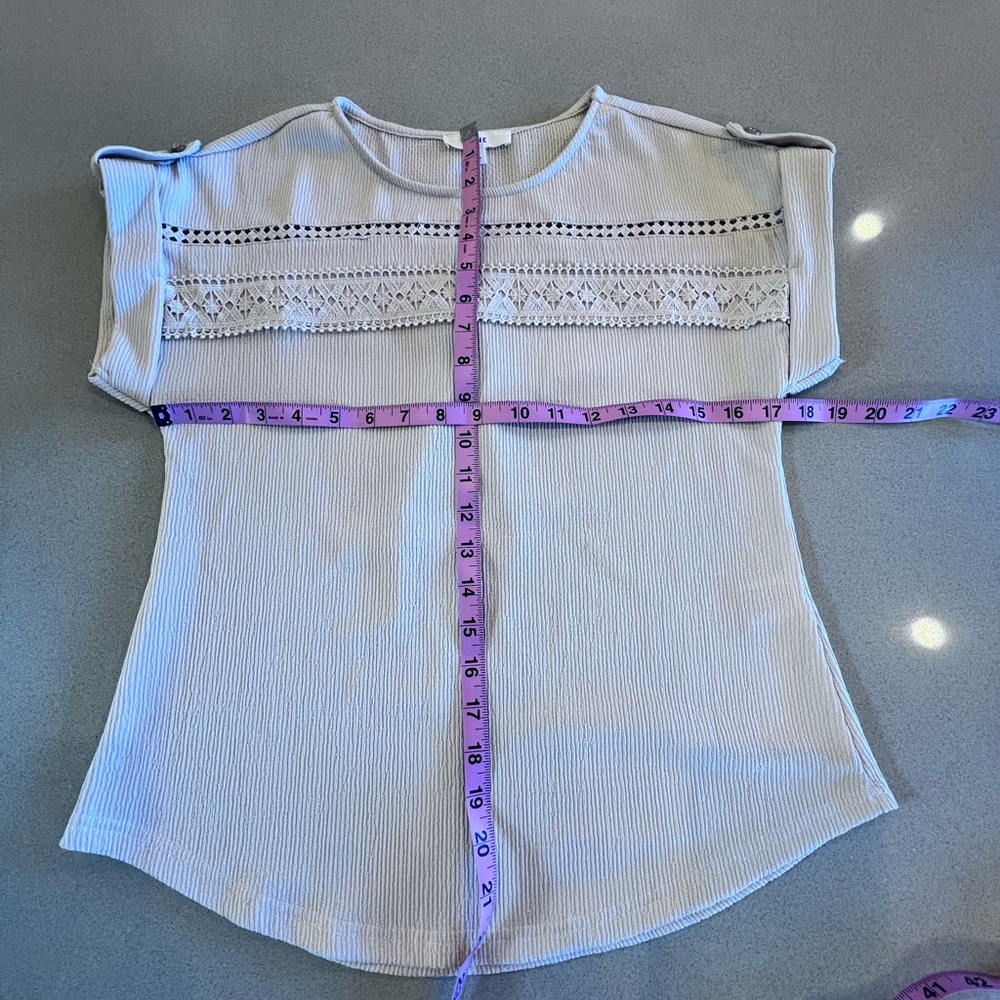 Mine Cream Short Sleeve Top Lace Detail Tab Button Shoulder Detail Sz Small - Picture 7 of 8